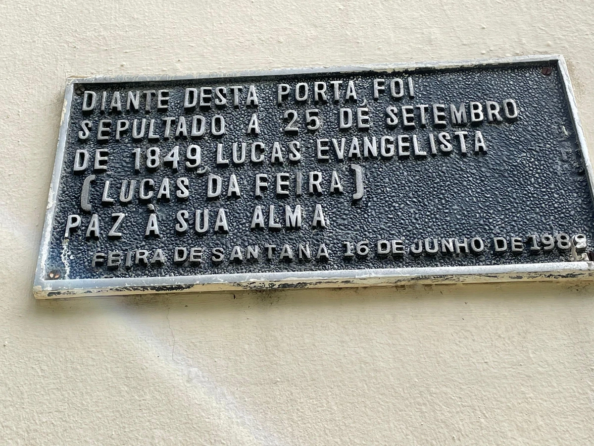Placa na igreja matriz mostrando onde Lucas foi enterrado por Robério Santos