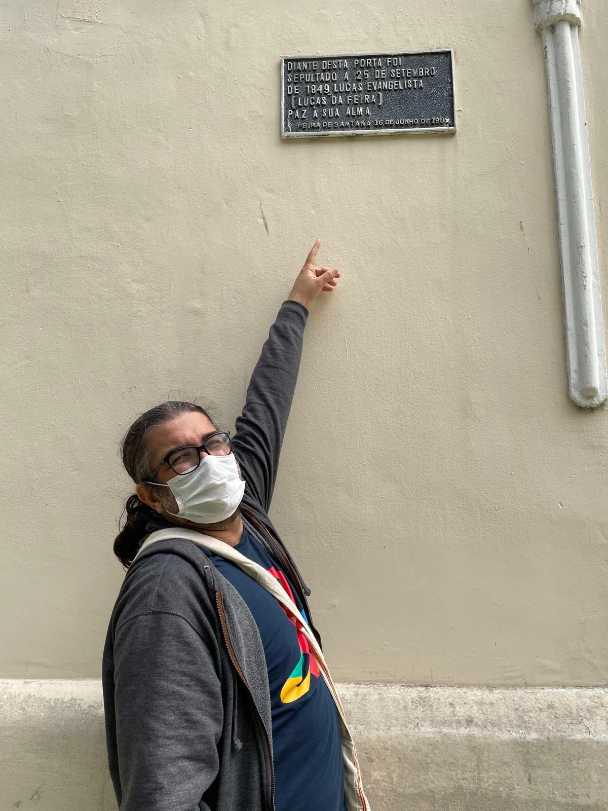 O historiador Robério Santos no local de sepultamento de Lucas da Feira por Robério Santos