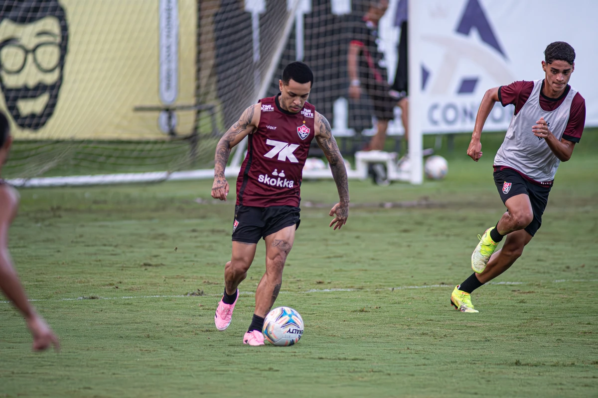 Matheuzinho durante treino do Vitória