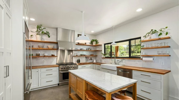 Menos armários, mais praticidade, e um novo jeito de organizar o dia a dia por Pexels