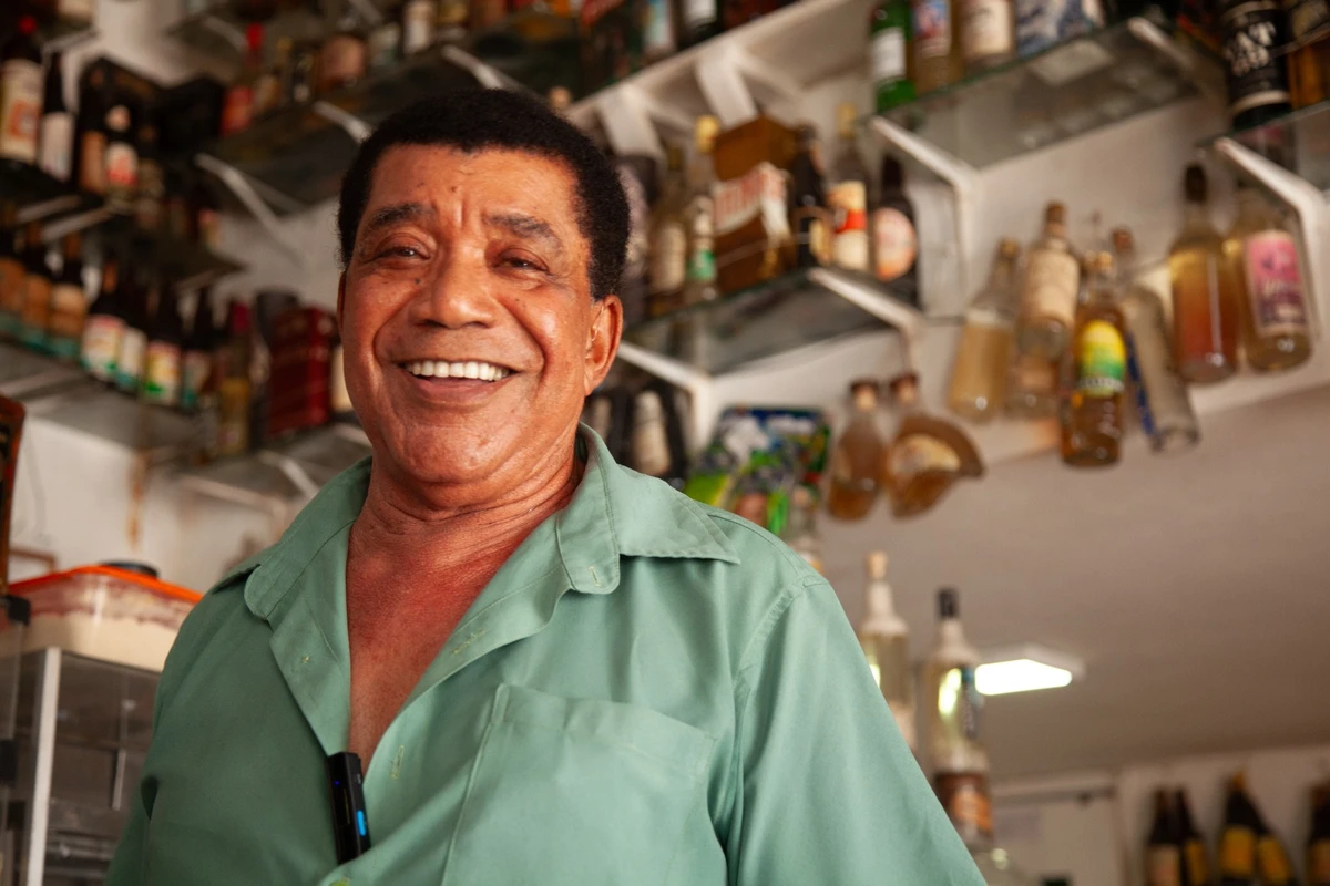 Recanto do Gino: o bar em Salvador onde a cachaça virou patrimônio histórico por Sora Maia