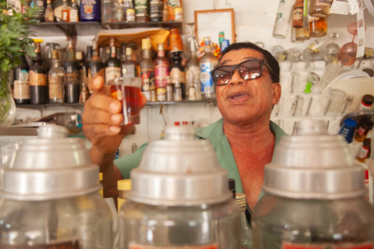 Recanto do Gino: o bar em Salvador onde a cachaça virou patrimônio histórico por Sora Maia