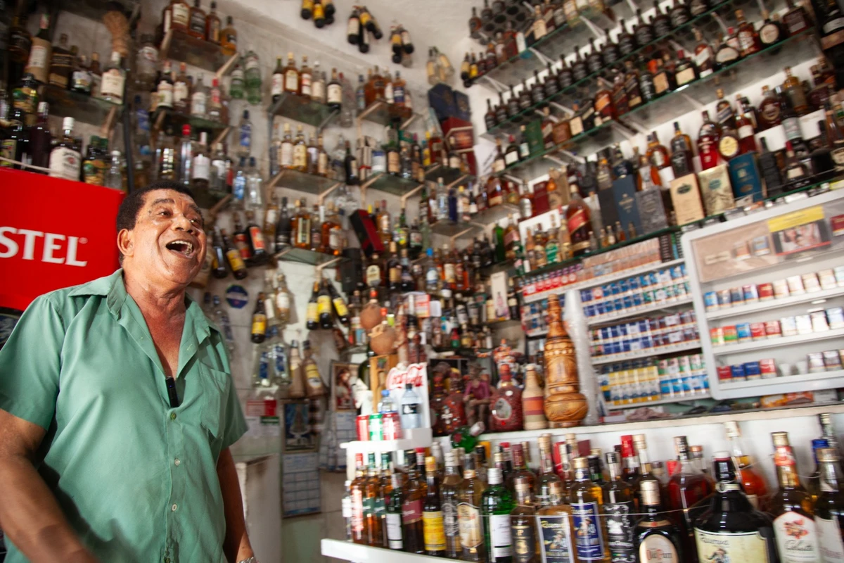 Recanto do Gino: o bar em Salvador onde a cachaça virou patrimônio histórico por Sora Maia