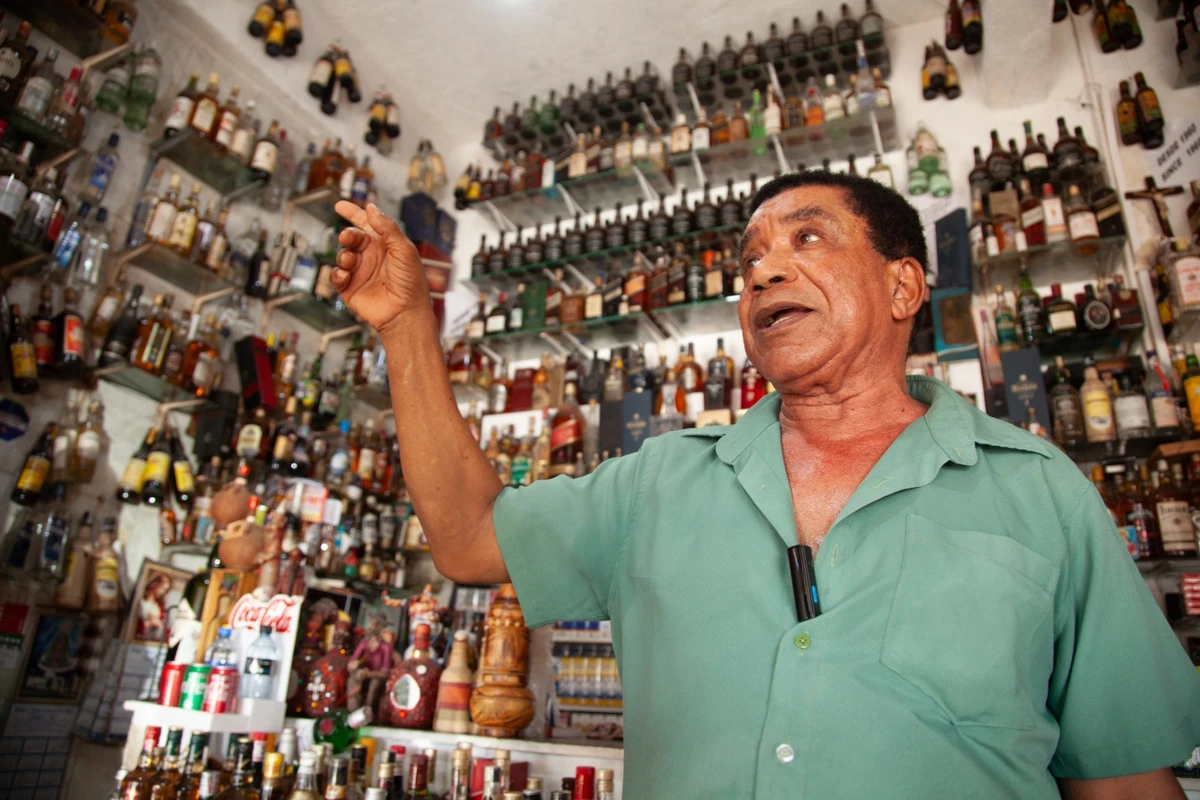 Recanto do Gino: o bar em Salvador onde a cachaça virou patrimônio histórico por Sora Maia