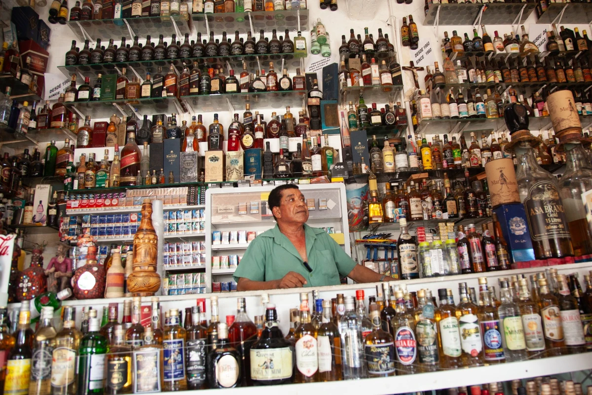 Recanto do Gino: o bar em Salvador onde a cachaça virou patrimônio histórico por Sora Maia
