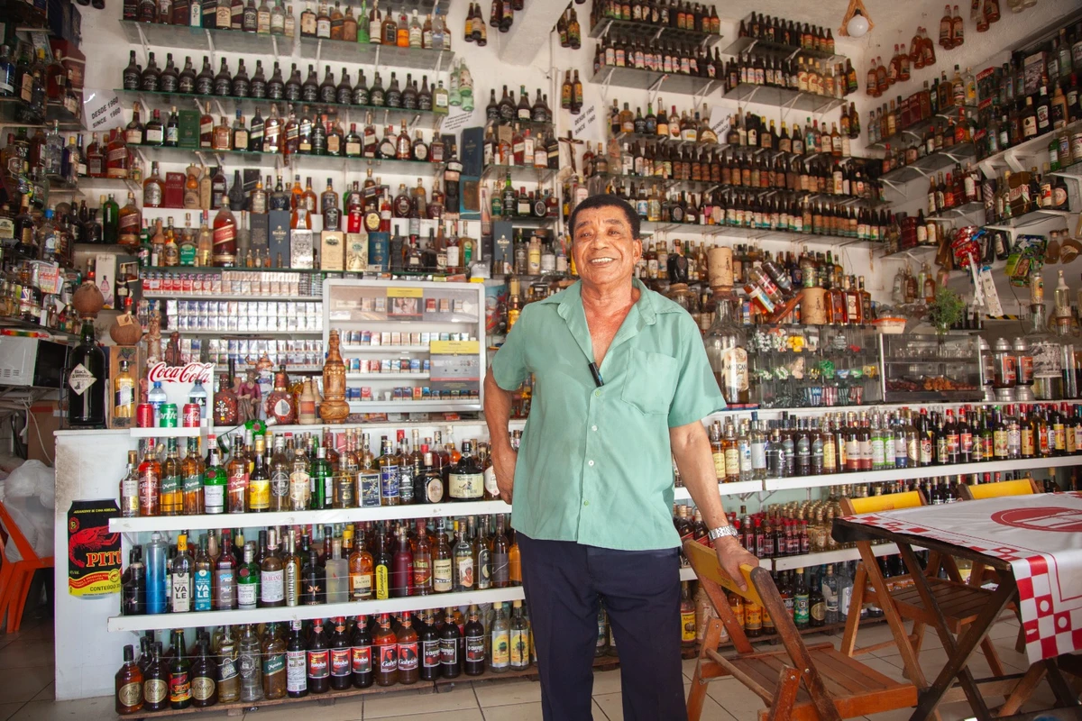 Recanto do Gino: o bar em Salvador onde a cachaça virou patrimônio histórico por Sora Maia