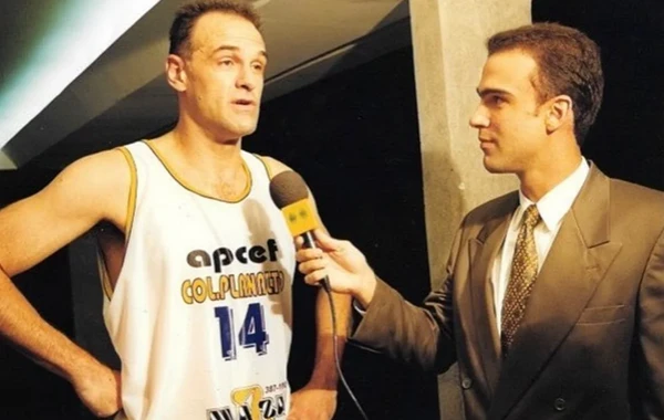 Oscar Schmidt sendo entrevistado pelo irmão, Tadeu por Reprodução