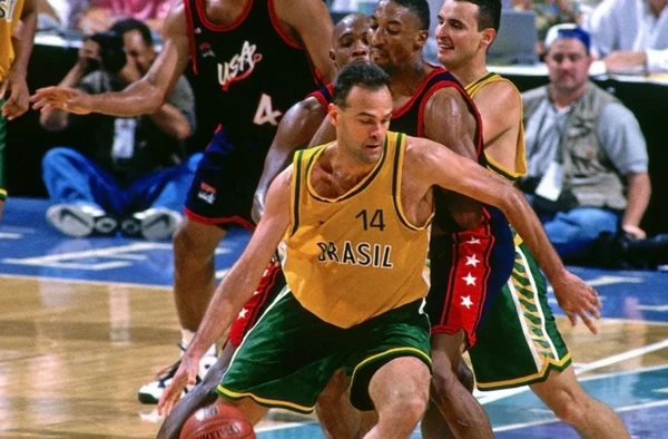 Oscar Schmidt na Seleção Brasileira de Basquete por Reprodução