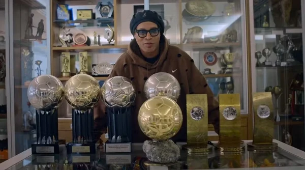 Ronaldinho Gaúcho 'refaz' com troféus foto polêmica com mulheres na piscina por Reprodução