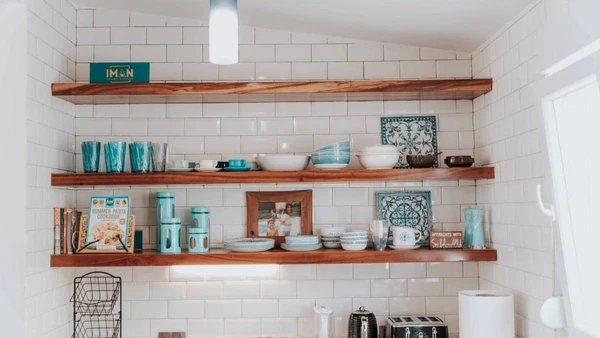 Sem portas para esconder: a cozinha agora mostra tudo, até o que você não usa por Pexels