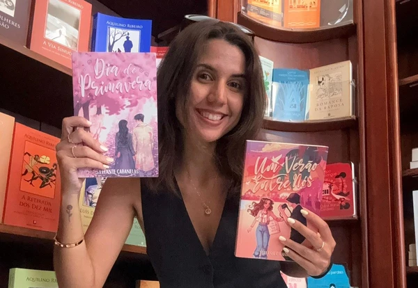Stefanie Cabanelas com seus livros
