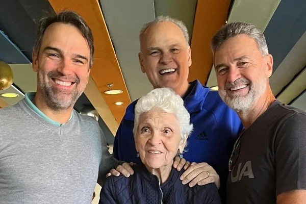 Tadeu, Oscar e Luís Felipe Schmidt com a mãe, Janira por Reprodução