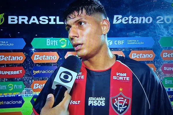 Após empate sem gols, Zé Vitor destaca manutenção da invencibilidade do Vitória dentro do Barradão