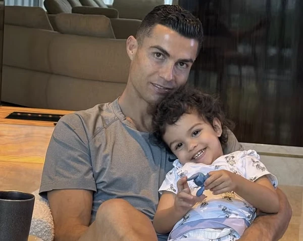 Cristiano Ronaldo abre o coração no aniversário da caçula e comove a web por Reprodução/Instagram
