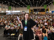 Imagem - Autora de “Bridgerton”, Julia Quinn reúne fãs na Bienal do Livro Bahia