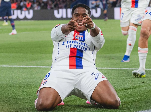 Endrick comemora o gol diante do PSG