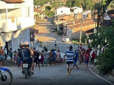 Imagem - Avó e neto de 6 anos morrem atropelados na porta de casa após carro invadir residência na Bahia