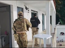 Imagem - Mulher de líder de facção baiana é presa durante operação em favela do Rio de Janeiro