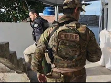 Imagem - Ação que terminou com fuga de traficante baiano deixa 200 turistas 'ilhados' em favela e fecha via no Rio