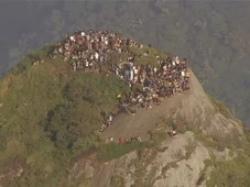 Imagem - Ação que terminou com fuga de traficante baiano deixa 200 turistas 'ilhados' em favela e fecha via no Rio