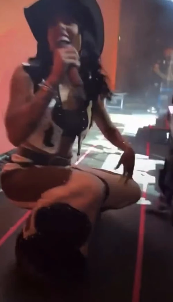 Ana Castela leva tombo em show e assusta equipe por Reprodução/Instagram