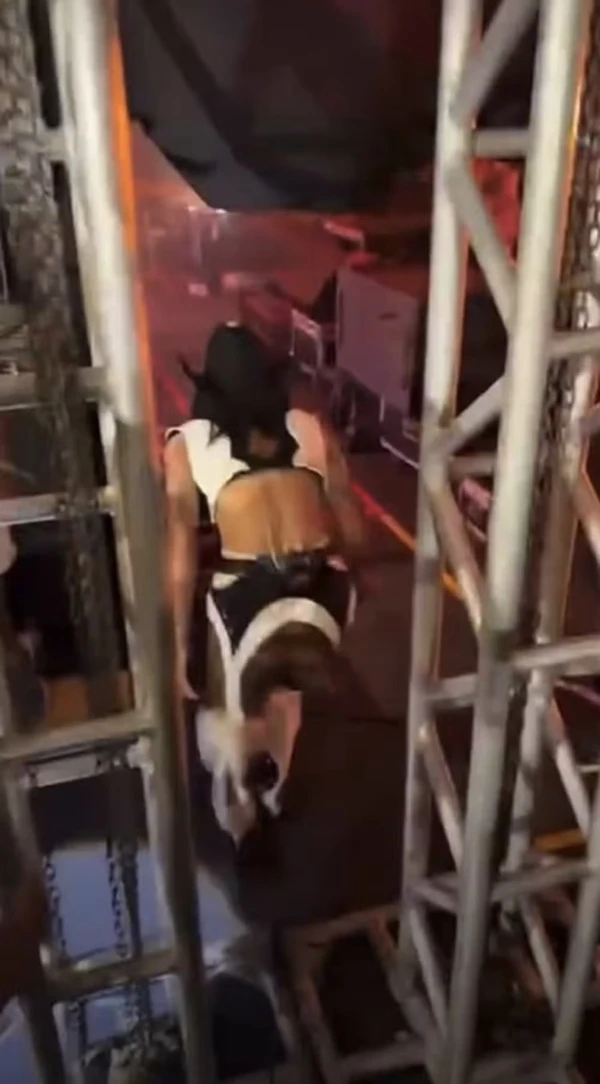 Ana Castela leva tombo em show e assusta equipe por Reprodução/Instagram