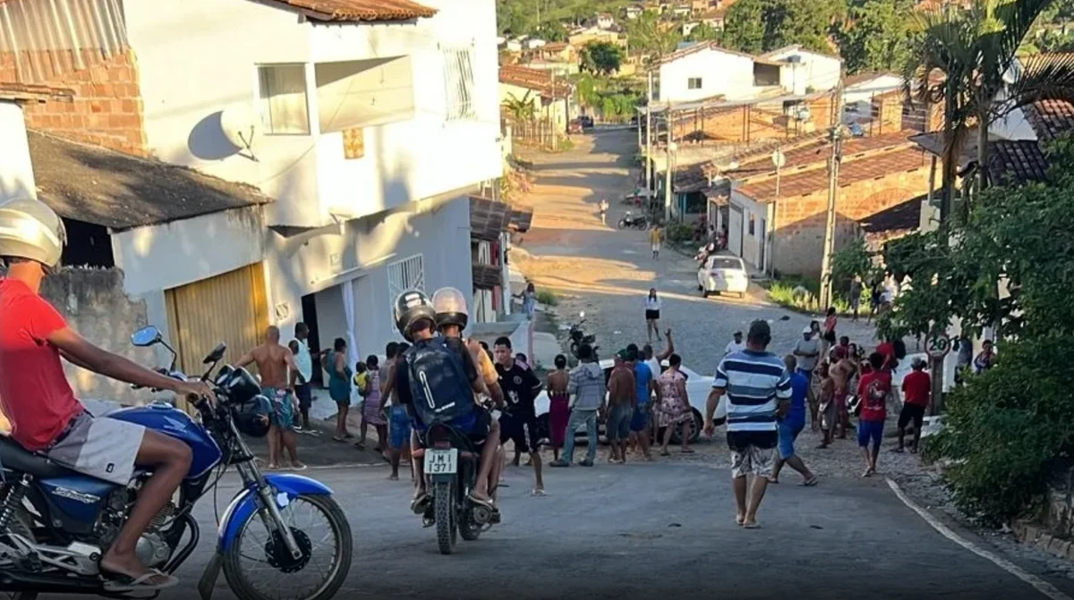 Avó e neto estavam na porta de casa quando foram atingidos