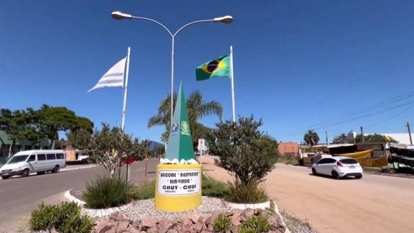 Brasil de um lado, Uruguai do outro. No Chuí, a fronteira entre os dois países é apenas um canteiro central. Um passo e você mudou de nação!