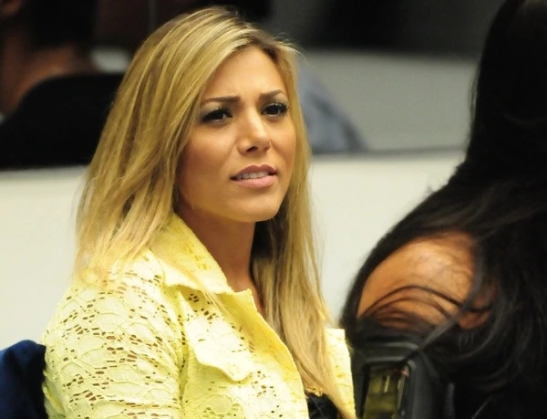 Fabiana Teixeira (BBB 12) foi chamada ao confessionário e informada pela produção sobre o falecimento de seu pai. Na época, a comoção foi geral, e a sister, devastada, precisou de muito apoio psicológico para processar a notícia enquanto o jogo ainda corria por Reprodução