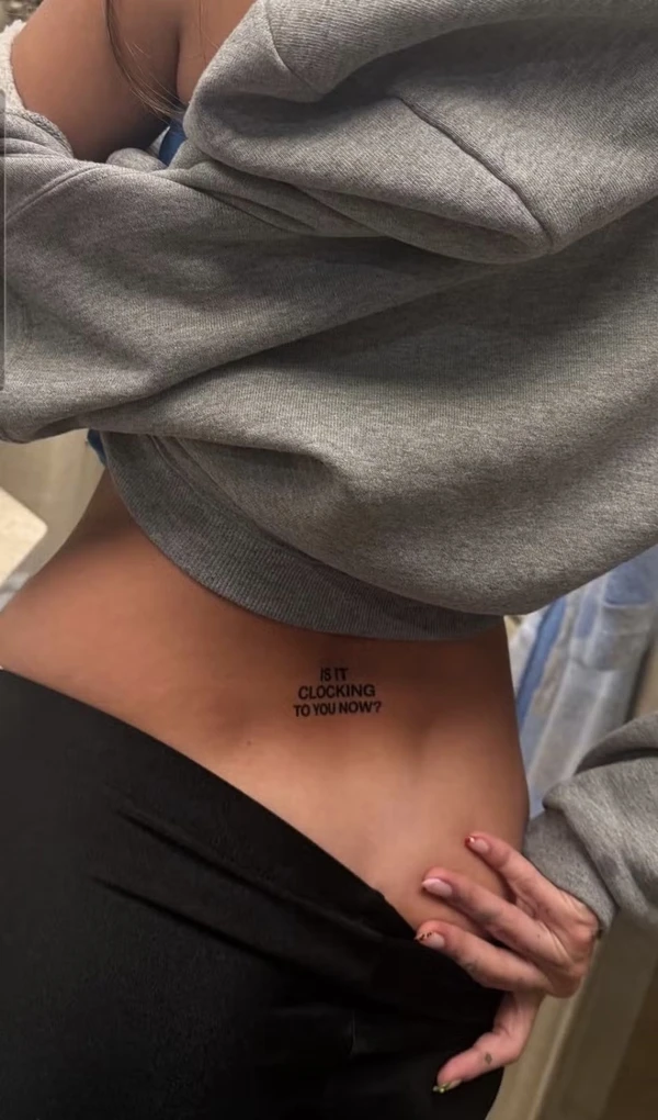 Hailey Bieber exibe tatuagem com fala polêmica de Justin perto da área íntima por Reprodução/Instagram