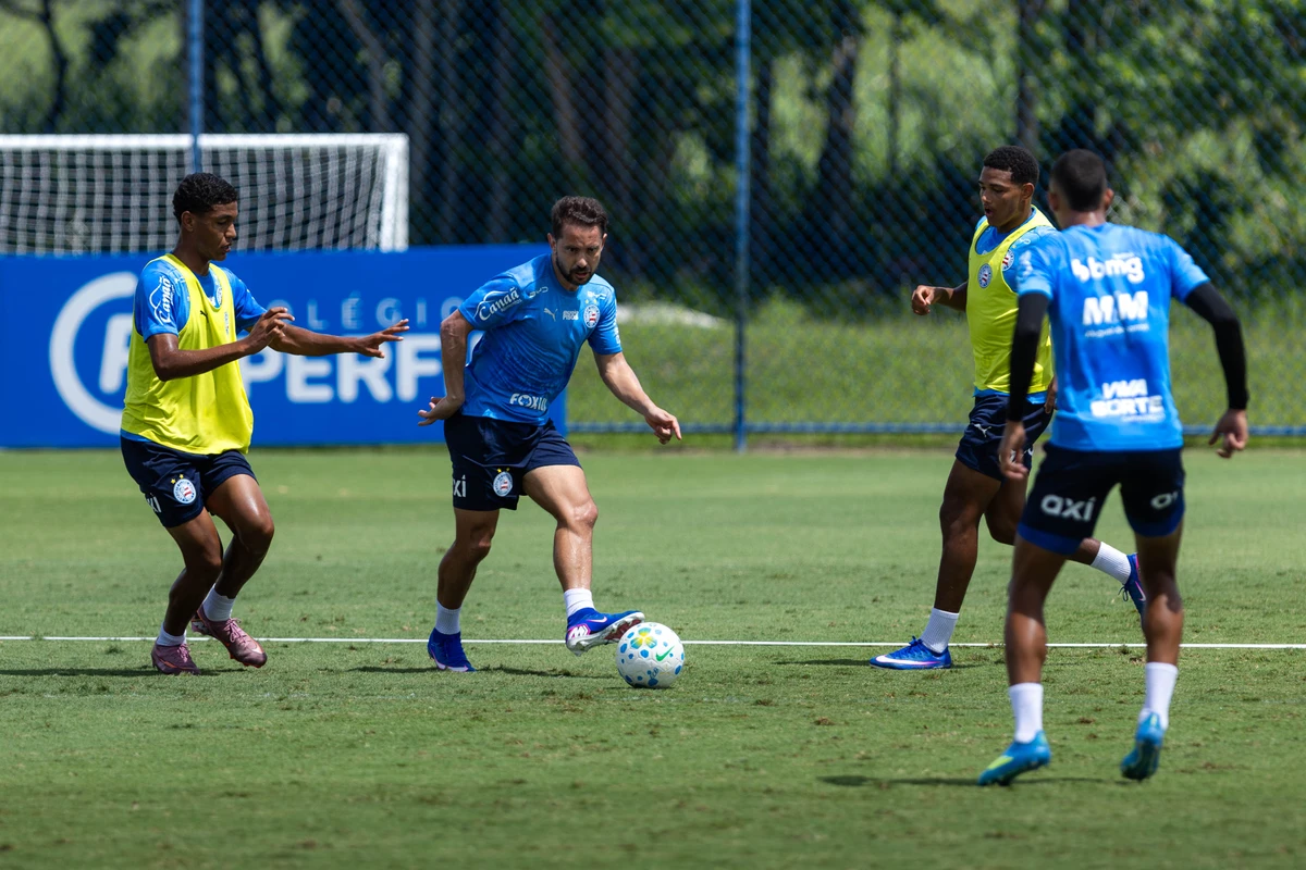 Meio-campista Everton Ribeiro, com a bola, é um dos principais nomes do elenco azul, vermelho e branco