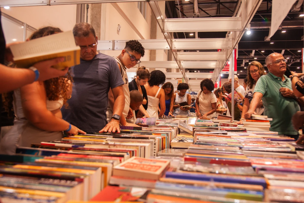 Penúltimo dia da Bienal do Livro, em Salvador por Sora Maia