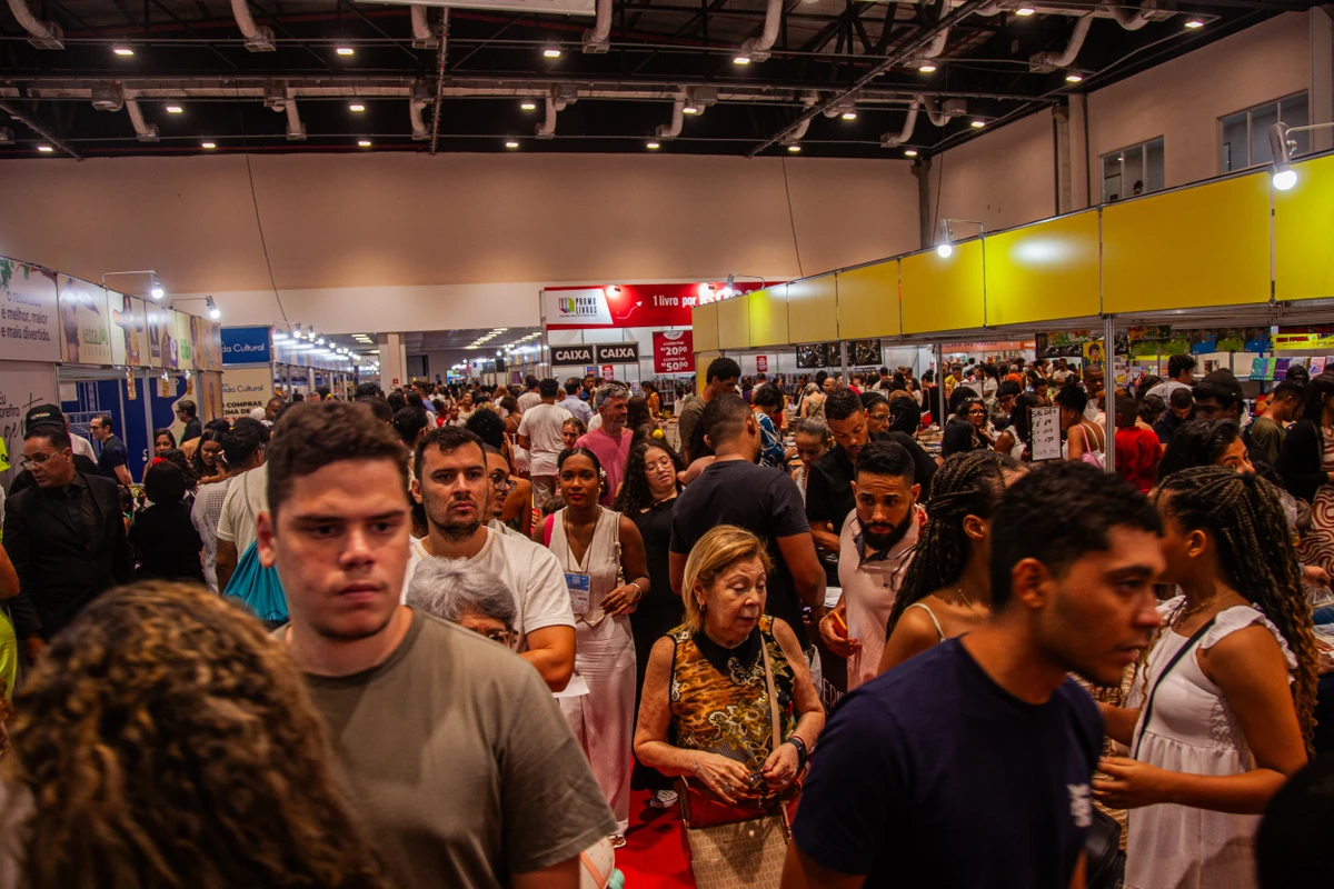 Penúltimo dia da Bienal do Livro, em Salvador por Sora Maia