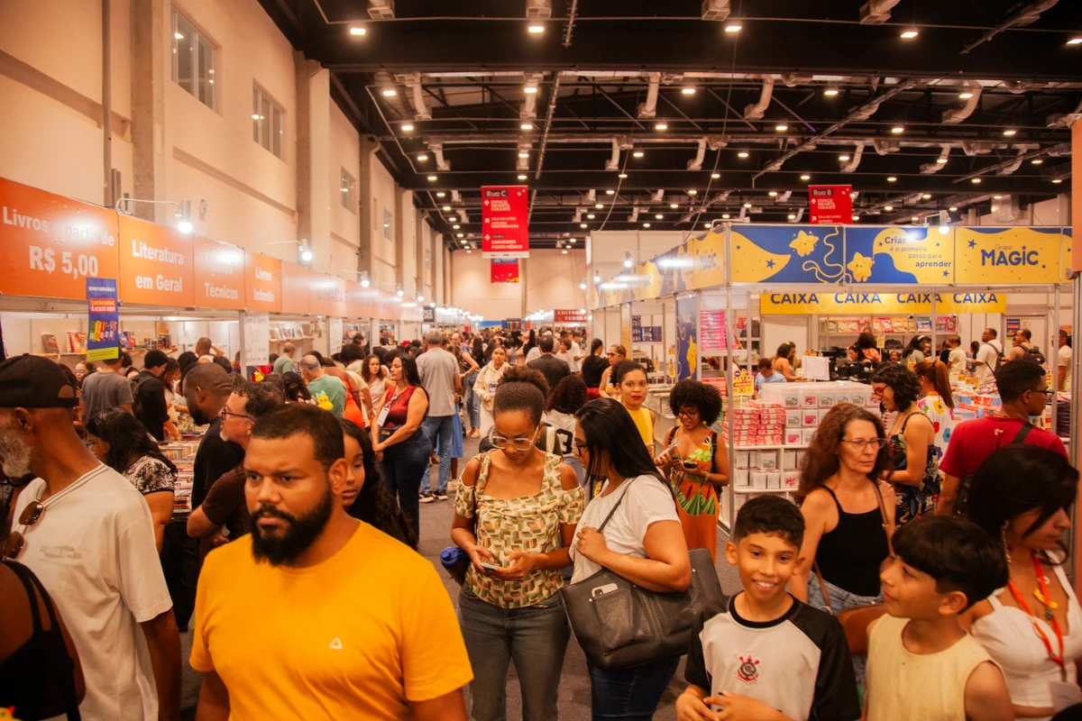 Penúltimo dia da Bienal do Livro, em Salvador por Sora Maia