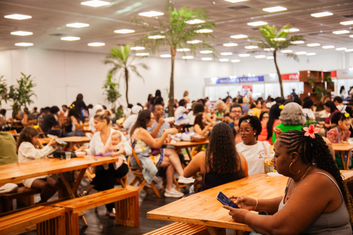 Penúltimo dia da Bienal do Livro, em Salvador por Sora Maia