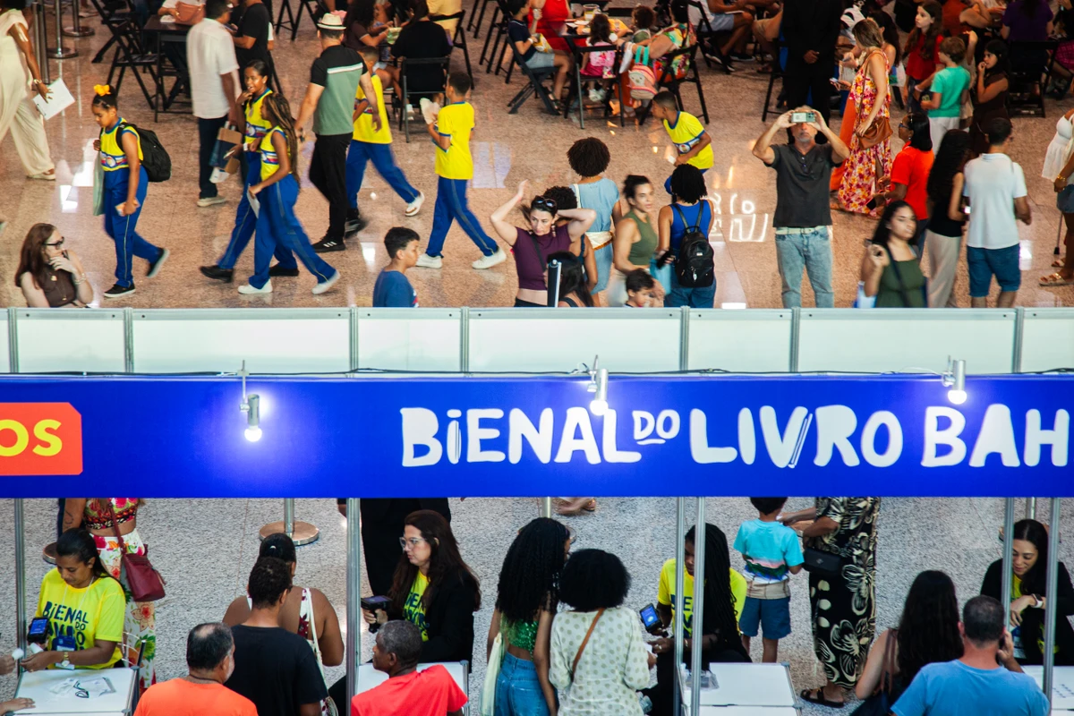 Penúltimo dia da Bienal do Livro, em Salvador por Sora Maia