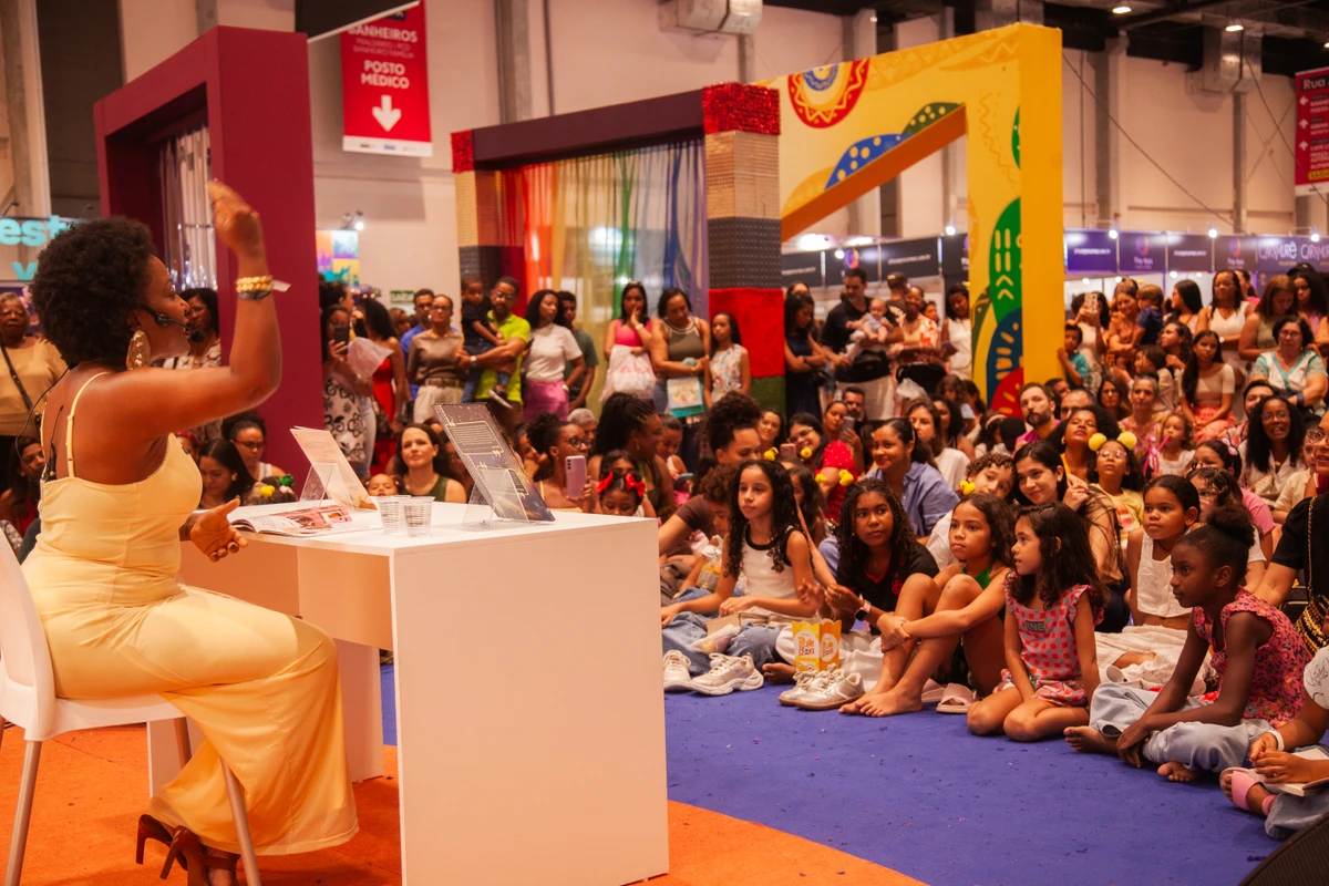 Penúltimo dia da Bienal do Livro, em Salvador por Sora Maia