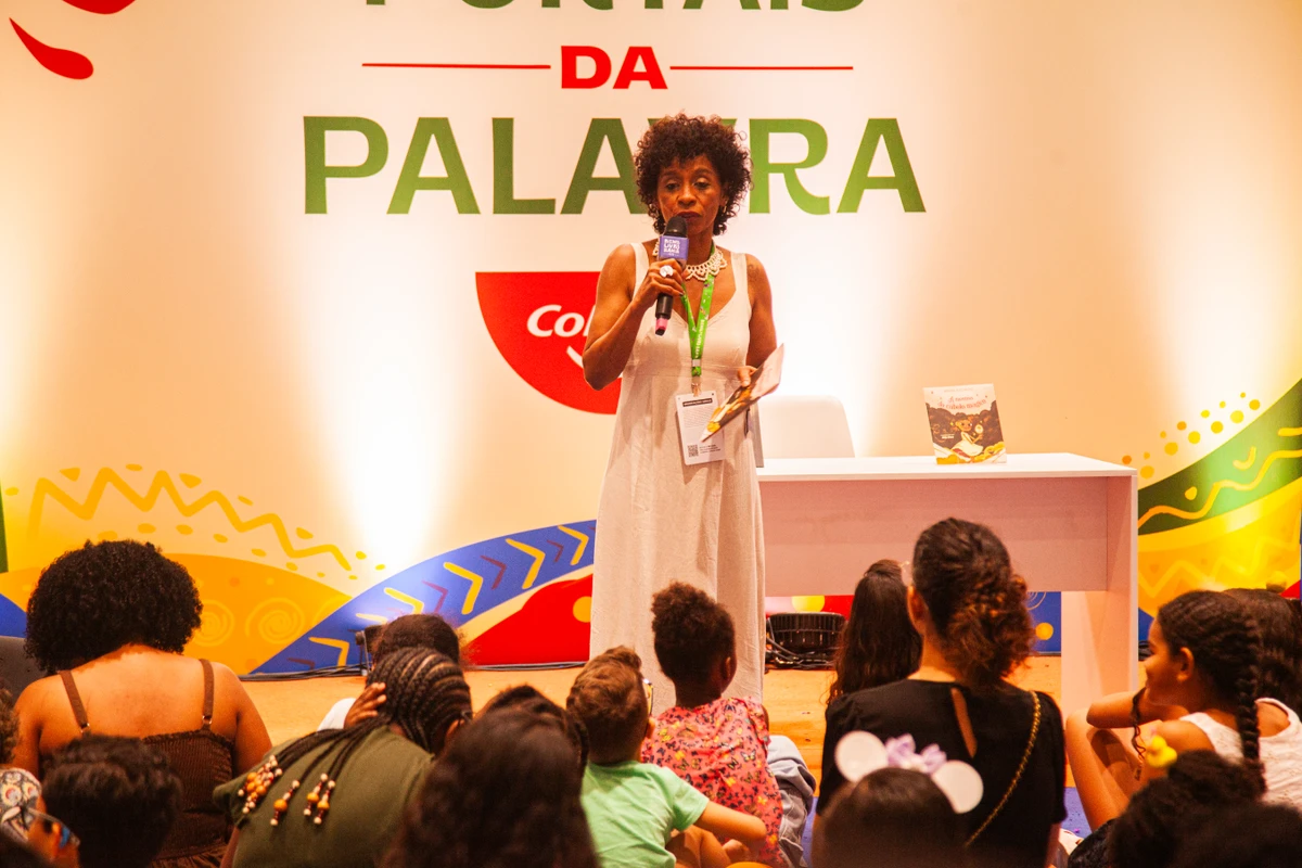 Penúltimo dia da Bienal do Livro, em Salvador por Sora Maia