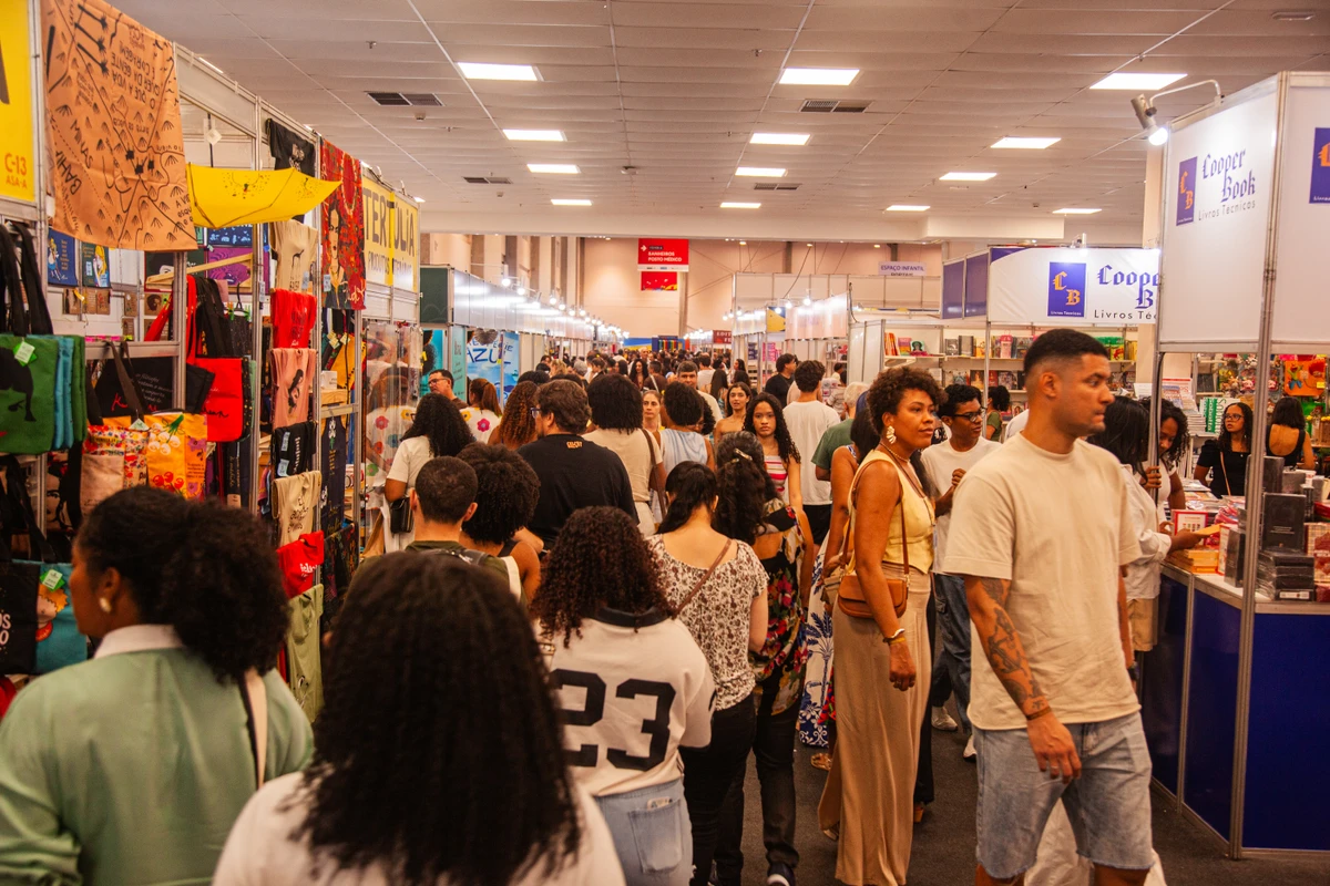 Penúltimo dia da Bienal do Livro, em Salvador por Sora Maia