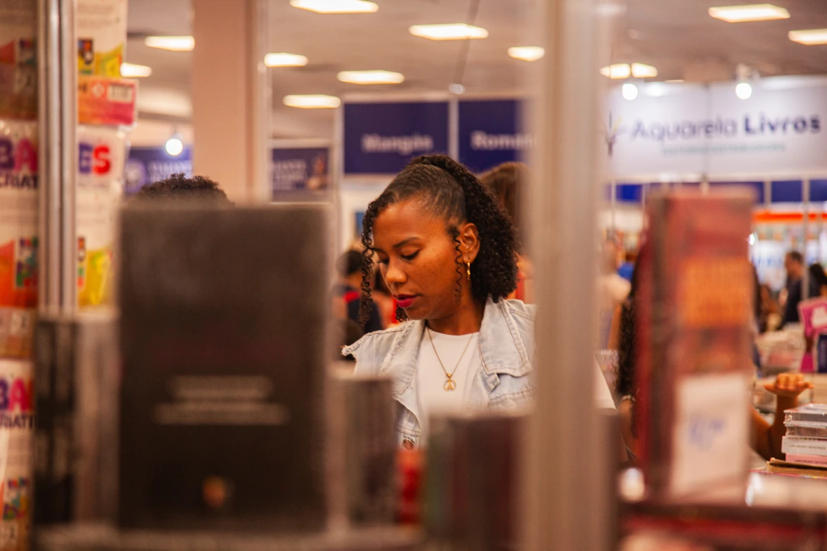 Penúltimo dia da Bienal do Livro, em Salvador por Sora Maia