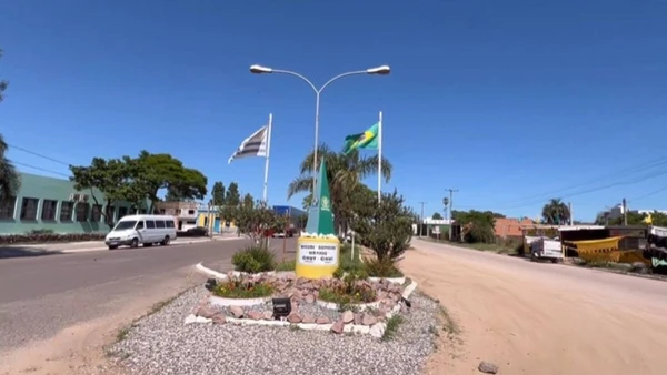 Sem muros ou burocracia, a Avenida Internacional integra o comércio de free shops a uma "fronteira viva" onde português e espanhol se fundem no cotidiano por Reprodução YT/Barraca de teto diário de viagem