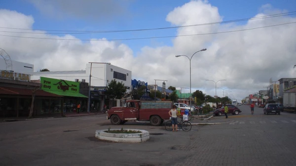 Sem muros ou burocracia, a Avenida Internacional integra o comércio de free shops a uma "fronteira viva" onde português e espanhol se fundem no cotidiano por Wikimedia Commons