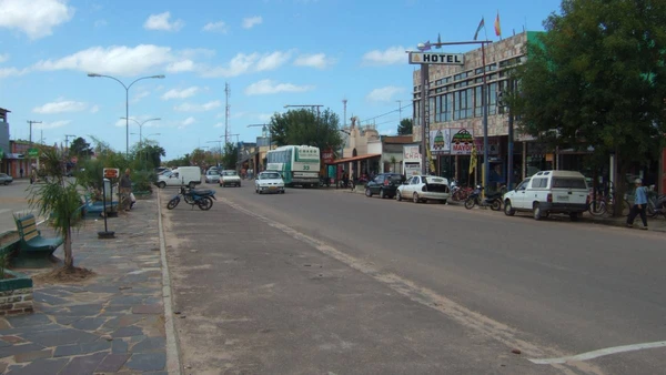 Sem muros ou burocracia, a Avenida Internacional integra o comércio de free shops a uma "fronteira viva" onde português e espanhol se fundem no cotidiano por Wikimedia Commons