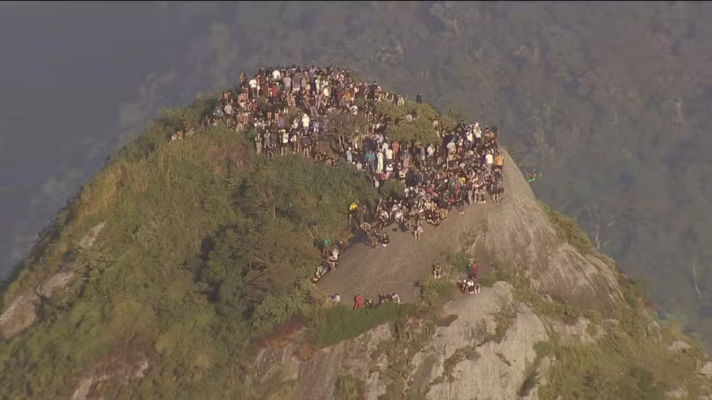 Turistas firacaram 'ilhados' em mirante por Reprodução/TV Globo