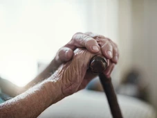 Imagem - Solidão silenciosa pode reduzir chances de sobrevivência em idosos com câncer