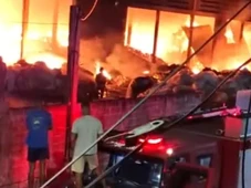 Imagem - Incêndio destrói galpão de reciclagem em Camaçari