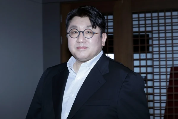Bang Si-hyuk é investigado por supostas irregularidades antes do IPO e nega acusações