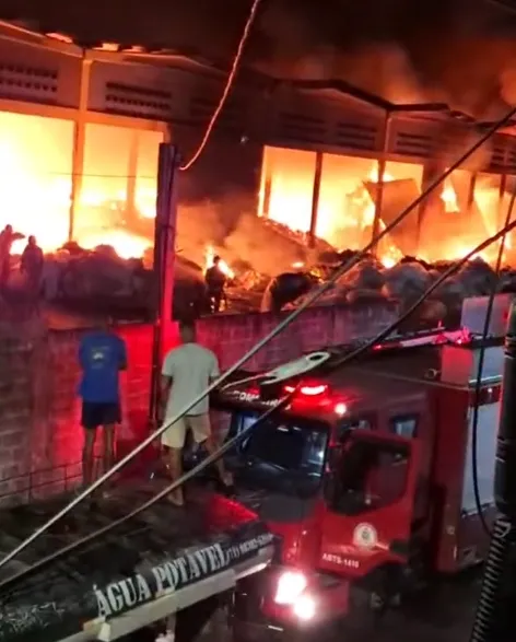 Incêndio destruiu galpão