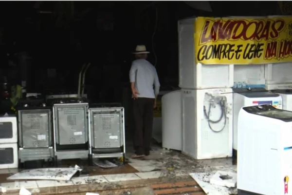 Incêndio durou toda madrugada por Reprodução/TV Bahia