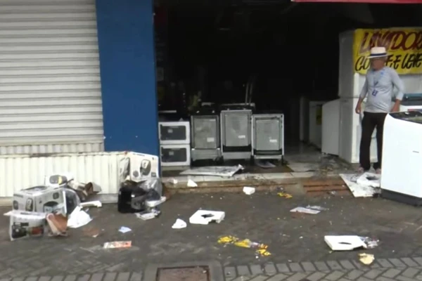 Incêndio durou toda madrugada por Reprodução/TV Bahia